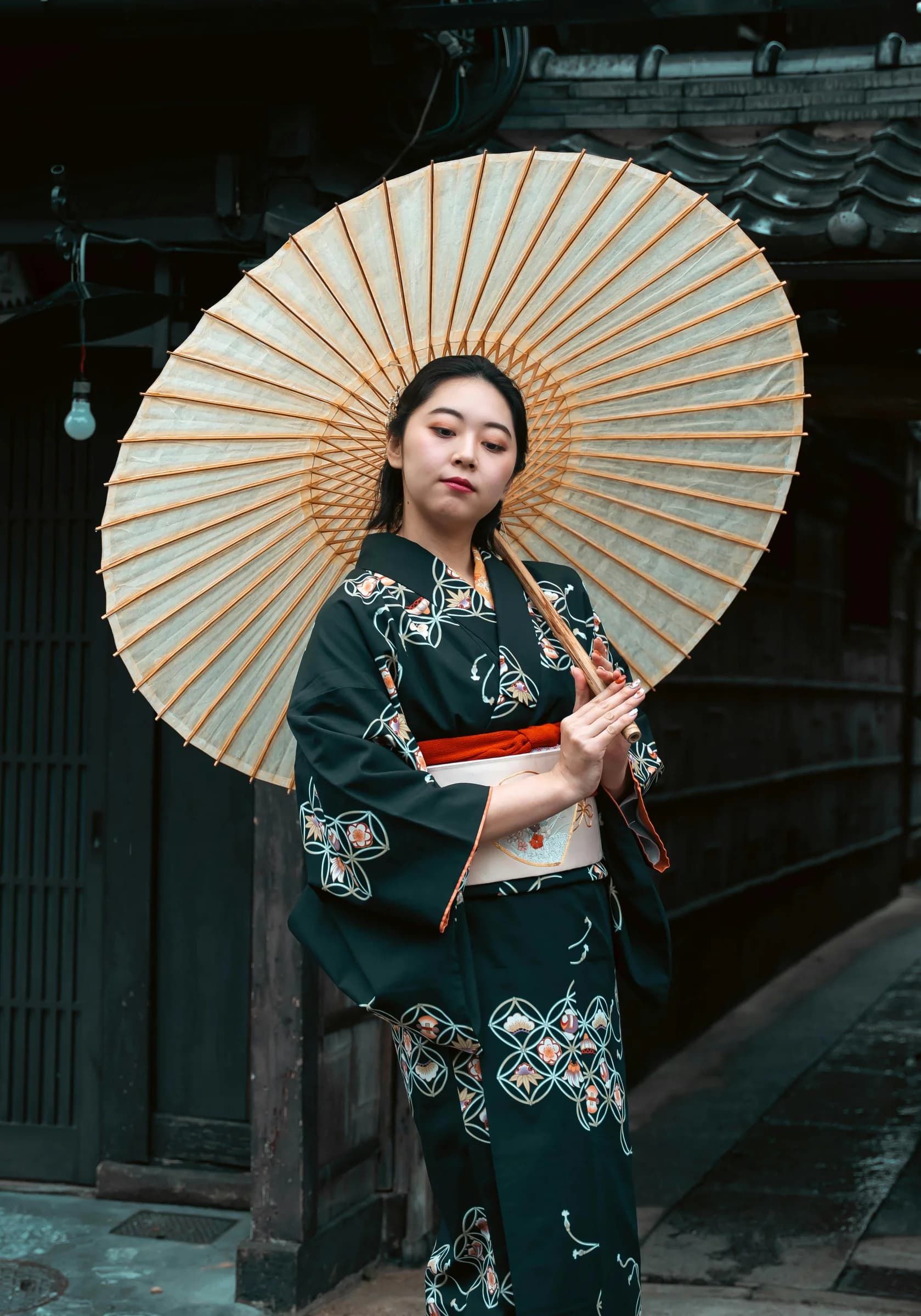 Editorial photography in Tokyo: kimono fashion styling with traditional Japanese umbrella